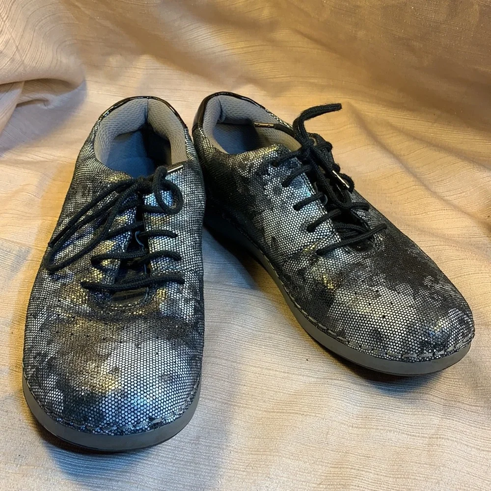 Alegria leather lace up shoes in EUC w/silver colr